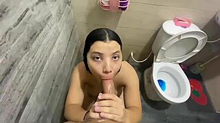 hermanastra con tetas naturales se masturba la polla enorme de hermanastro en ducha 😍💦