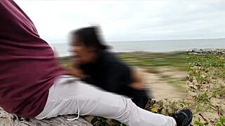 Ei voyeurs querem ver essa puta levando anal na praia?