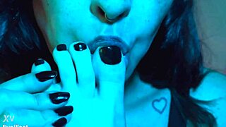 hey, my cute latina feet are all yours to worship and lick 😘👣