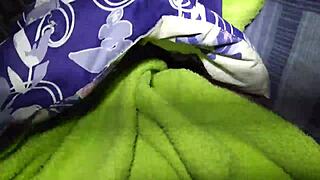 mi madrastra... hechada en mi cama uff que rico la quiero follar ya!