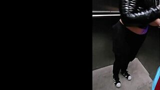 quieres verme follar a la madrastra en el ascensor?