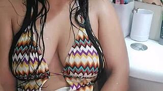 हॉर्नी लैटिना जवान ने शेव्ड चूत उंगली से मली फ्रस्ट्रेशन में