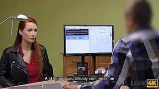 ऑफिस में रेडहेड बेब: कैश चाहिए? ये चूस लोन के लिए 💰🍆