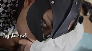 como le encanta chupar verga y tragarla mientras se masturba la cola