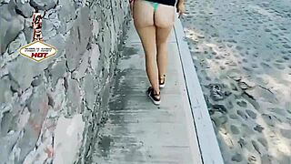 la rica andy hot mostrando el culo en la calle!