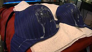 Punhetando E Gozando No Sutia Azul 38D With Big Tits And Cum