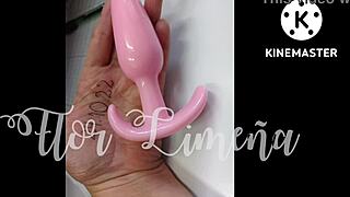 jugando sola en el trabajo con dildo