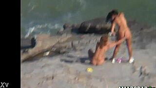 Two Ninfetas Show Pussies Outdoors