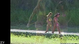 Two Ninfetas Show Pussies Outdoors