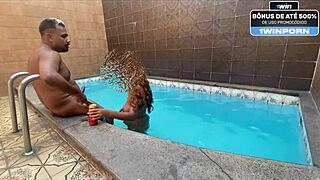 Me prendeu na escada e me enfiou o pau sem camisinha.