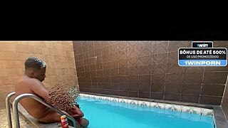 Me prendeu na escada e me enfiou o pau sem camisinha.