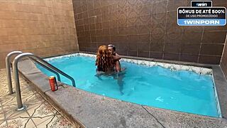 Me prendeu na escada e me enfiou o pau sem camisinha.