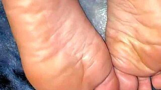 Cum on her sexy latina soles 😍