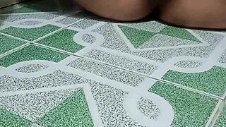 युवती 18+ स्टीम शावर सीन में लंड चाहती है