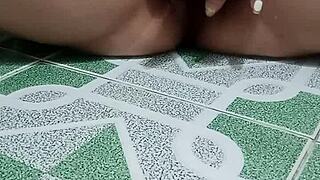 युवती 18+ स्टीम शावर सीन में लंड चाहती है