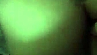 brincando com o cu da novinha 2, que delicia