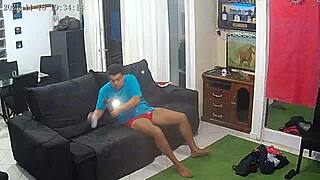 Filmei minha esposa trepando com meu amigo, que tesão!