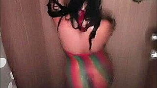 Lengie loves dancing and playing with toys in the shower! 💃🛁