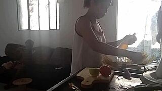 dando pro meu amigo depois do almoço