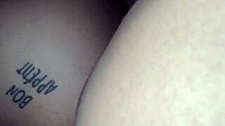 deliciosa mujer en zapatillas mientras no está su esposo