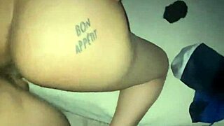 deliciosa mujer en zapatillas mientras no está su esposo