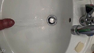 Pisser en bandant turns into a messy cumshot story
