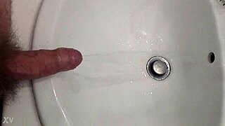Pisser en bandant turns into a messy cumshot story