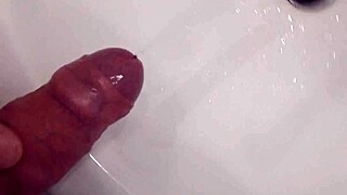 Pisser en bandant turns into a messy cumshot story