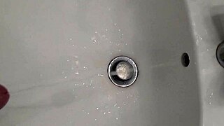 Pisser en bandant turns into a messy cumshot story
