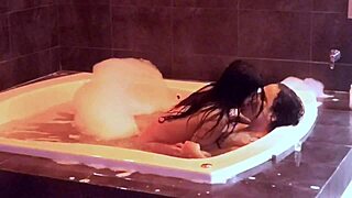 así no pares, dame más en el jacuzzi con bombeo salvaje. sigue dándome duro sin parar.