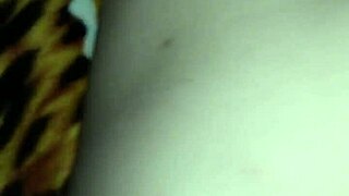 de madrugada comi a novinha da bucetinha apertada gozando gostoso dentro