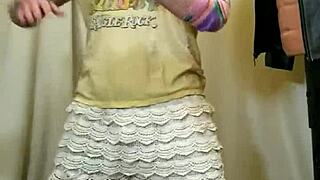 Sexy dancefloor workout turns heads with every move. Join the rhythm!