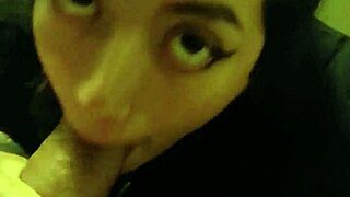 क्यूट पेटाइट जवान लड़की स्वादिष्ट लंड चूसकर कमशॉट लेती है