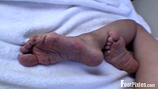 jade vixen giving a heel massage