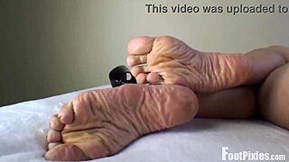 jade vixen giving a heel massage