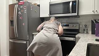 Young thug's favorite twerker Elle shows off her moves in closeup