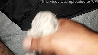 Me masturbé y me corrí en los calzones negros de mi mejor amiga