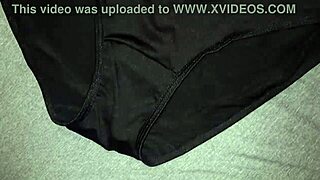 Me masturbé y me corrí en los calzones negros de mi mejor amiga