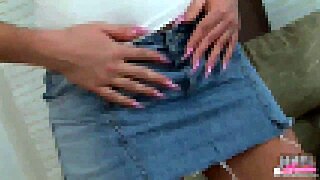 Hey, these tight skinny jeans barely fit my petite babe! 😅