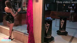 as safadas ficam peladinhas no clube de swing, bent over for doggystyle blowjobs.