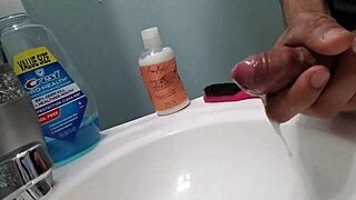 I'm jerking off for a big cumshot