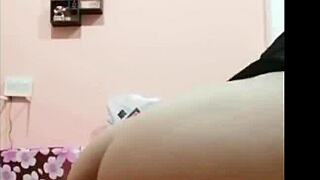 Bailando Sensual en la Noche con Latina Ardiente en un Club Oscuro