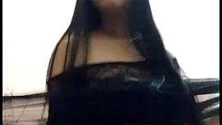 Bailando Sensual en la Noche con Latina Ardiente en un Club Oscuro