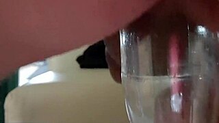 टाइट गांड में बॉटल स्ट्रेचिंग वाइल्ड खेल