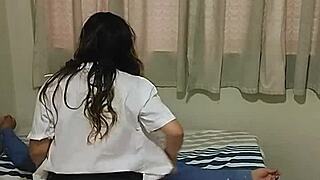 Colegiala entrega su gran culo al profesor en cowgirl riding