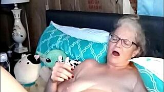 Vee Ass Uses Dildo for Homemade Orgasm