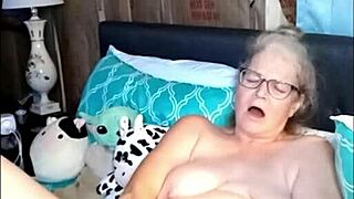 Vee Ass Uses Dildo for Homemade Orgasm