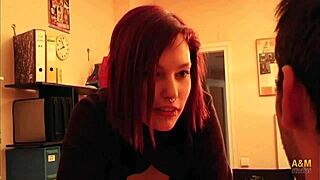 En la oficina la jefa se lo monta con el inocente becario