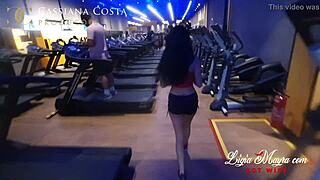 saindo da academia encontrei minha amiga cassiana costa para uma brincadeira com seus grandes peitos.