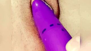 this novinha is masturbating with a new vibrator she got